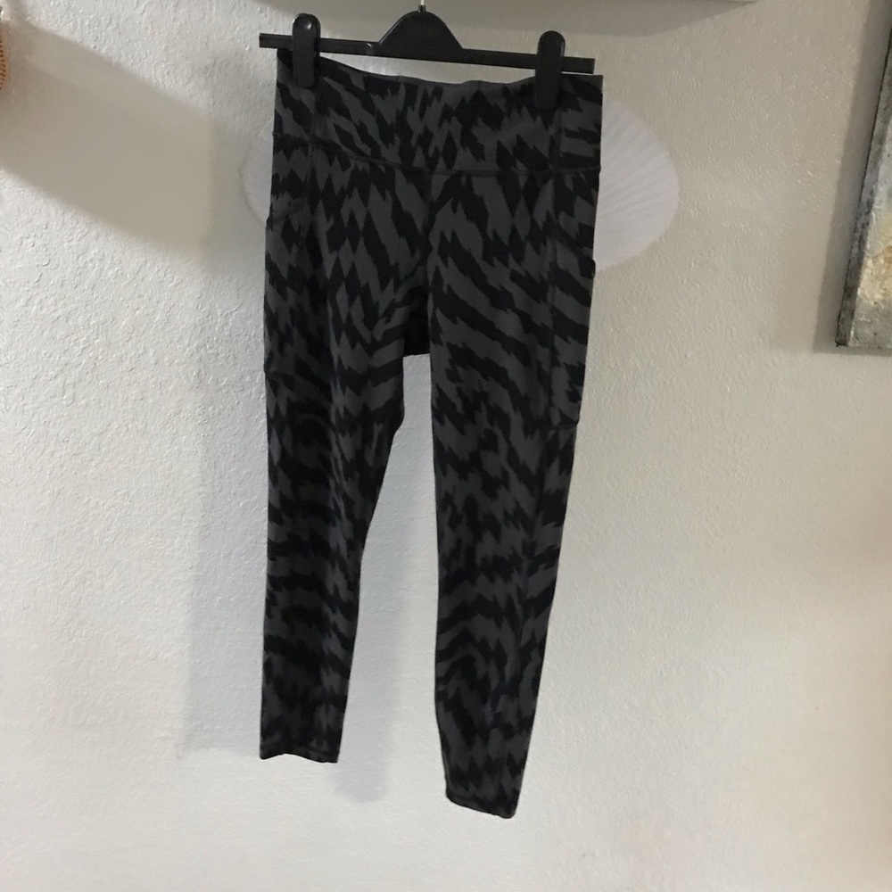 LOW PRICE MOVING- RARE LULULEMON LEGGINGS